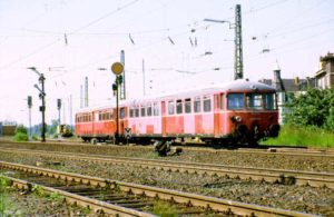 Ein roter Akkutriebwagen (Baureihe 515) mit Steuerwagen verlässt Moers Personenbahnhof Richtung Xanten. Foto: S. Panske